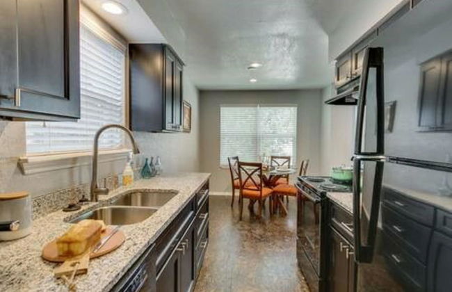 Evie's Campus-close 2 bedroom luxury - Photo 8