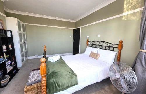 Modern Chic 3-Bed Retreat in Chadwell Heath - Foto 1