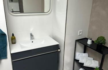 Vaste appartement avec parking gratuit, borne dispo et espace de travail - Foto 18