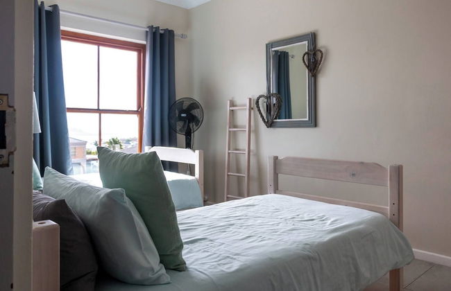 Serene Langebaan Getaway With Garden Views - Photo 8