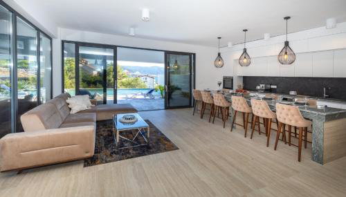 Villa Adria View Exklusive Villa am Meer mit Pool und BBQ für 8 Personen - Foto 5, sunbed