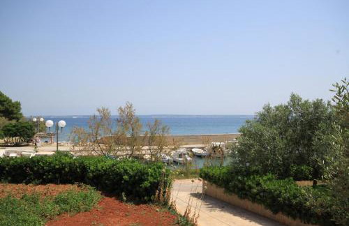 Seaside apartments with a swimming pool Ugljan - 829 - Foto 21