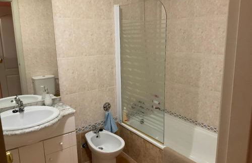 Bonito apartamento con jardín, piscina y aparcamiento gratuito - Photo 42