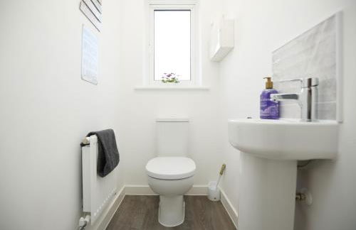 Gregor Place Modern four Bedroom House in Calne with Private Parking, perfect for teams or families staying in the area, Long stays welcome - Photo 45