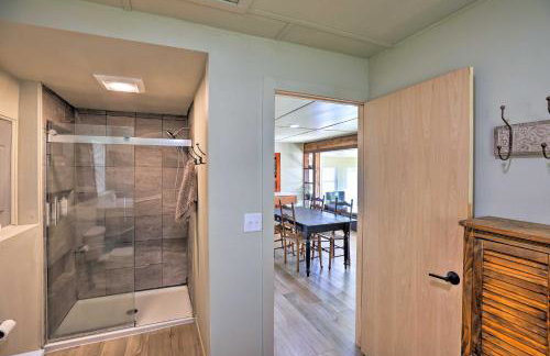 Lakefront Cabin with Patio and Views in Lake Norden - Foto 12