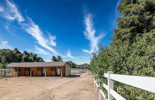 The Oaktree Estate by Fieldtrip - 7 Acre Private Resort with Lake Pool Vineyard - Foto 13