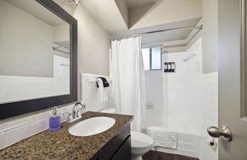 Special 2BR Galleria Condo Pool View Private Entrance - Foto 24