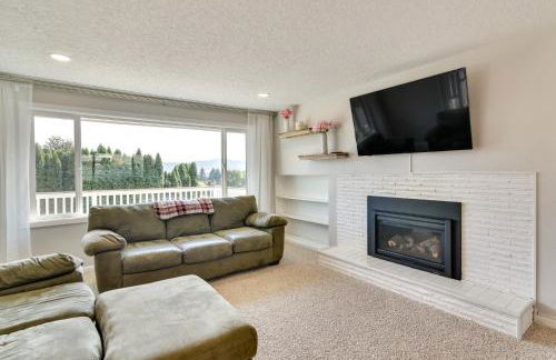 Serene Forest Grove Home with Deck and Stunning Views! - Foto 8