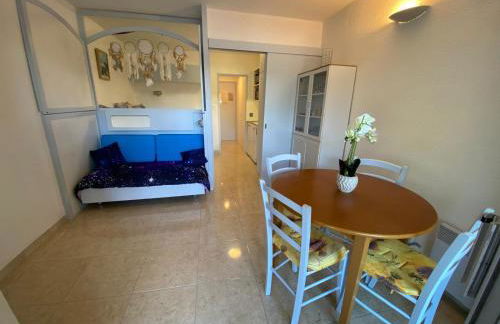 Joli studio climatisé au Port de Hyères - Proche Plages et Commerces - Linge de maison fourni - Foto 1