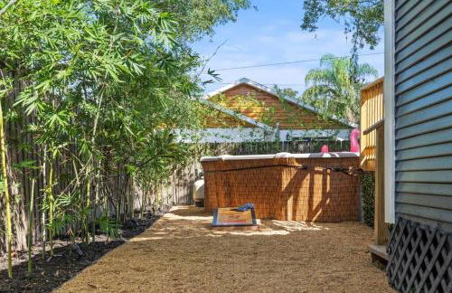 Urban Flamingo Retreat Modern Meets Tropical in this Beautiful, Updated Pet Friendly 3BD Pool Home with Outdoor Living Space - Foto 46