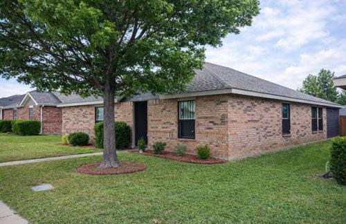 4BR Retreat with Game Room & Massage Chair - Sleeps 12 - 2 Kings - Step-Free - XL Private Patio - Foto 6