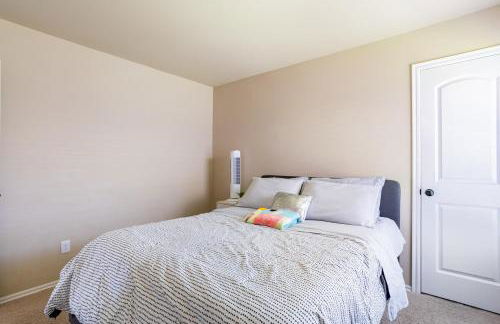 Cheerful 3 Bdrm space, 2 bath!. You gotta love it! - Photo 23