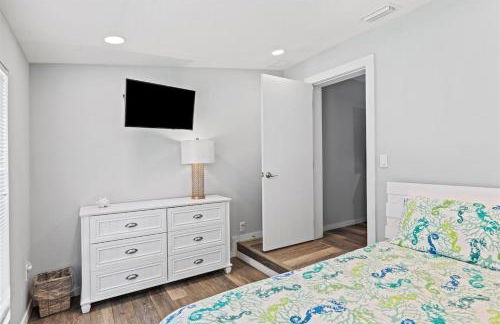 Sea Glass Dreams - Waterfront Pool Home, Mini Golf, Game Room, 110' Dock - Foto 17