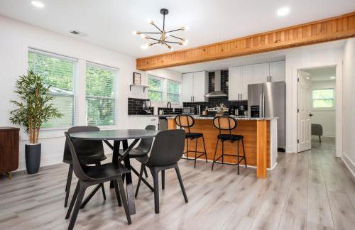 Chic 3BR Bungalow with Screened Porch & Patios - Foto 10