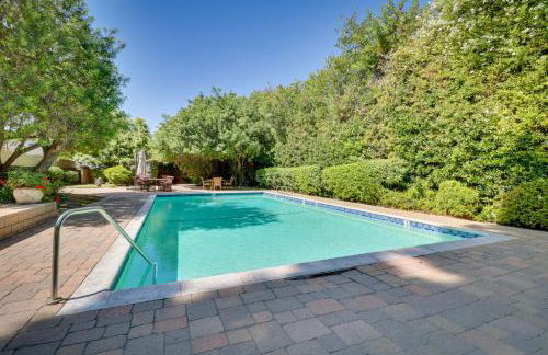 Granada Hills Condo with Community Pool and Workspace - Foto 3