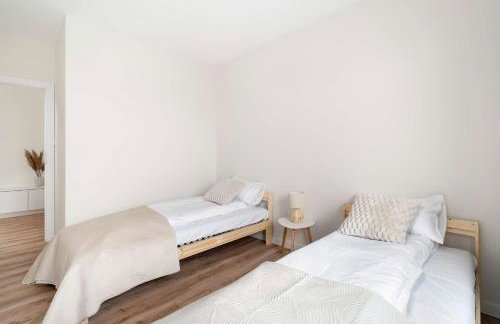 Przestronny Apartament z 2 Sypialniami by Noclegi Renters - Foto 10