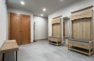 LUXE Hyak Retreat with Sauna, Hot Tub, Game Room, 6BR - Foto 40
