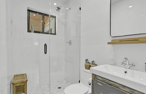 Lakefront Villa with Heated Pool Kayaks and Outdoor Fun - Foto 19