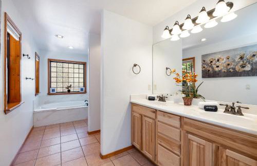 Chalet in the Pines Spa Game Room Wraparound Deck - Foto 8