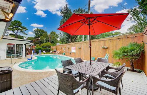 Poolside Bungalow with Fire Pit Fun and King Suite - Foto 30