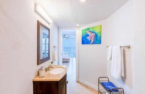 Stylish Beachfront Condo with Balcony & Ocean View - Foto 50
