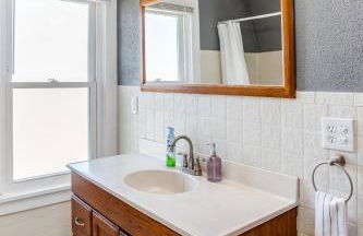 Spacious Home with In-Unit Laundry, Parking, 1GB WiFi, & Patio Deck - Foto 18