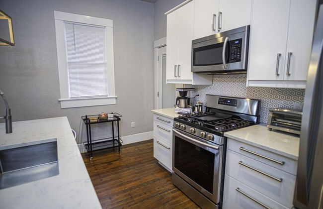 Chic Downtown Farmhouse With Garden and BBQ Grill - Foto 10