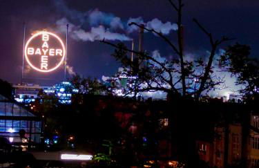 Im Herzen von Wiesdorf- Blick auf das BAYER-KREUZ -Appartement mit 2 Schlafzimmern & 3 Betten-für 4 Personen -Zentral gelegen - Friedrich Ebert Platz 5a , 4te Etage -kein Aufzug -Lift- Dachterrasse und Sauna - Kaution Pflicht - - Foto 2