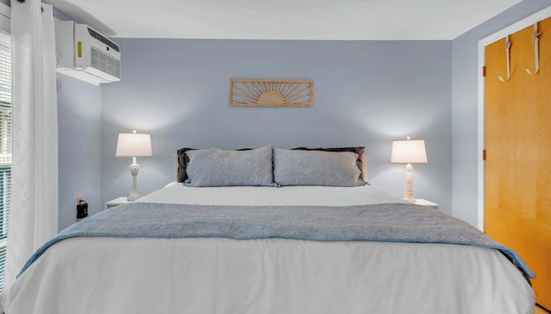 All is Wells Incredible Location! Walk to Beach - Photo 4, Room