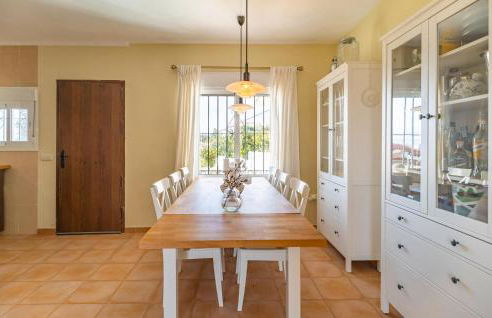 3 Bedroom Stunning Home In Coin - Photo 5