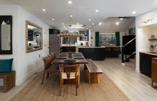 Luxe Boutique-Style Home w/Indoor Hot Tub - Foto 5