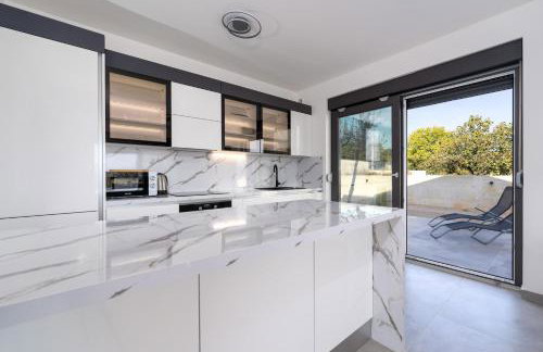 Villa Rosemary -semi-detached villa with a pool and a panoramic view, close to a sandy beach - by TRAVELER tourist agency Krk - Foto 20