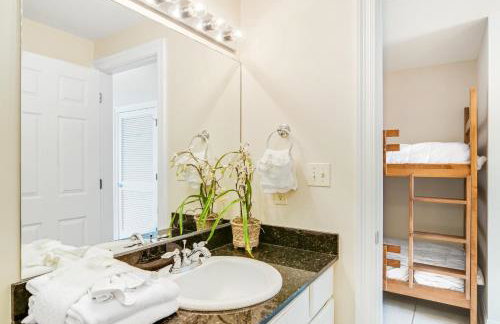 High-rise condo with pool & ocean views - walk to the beach - Foto 21