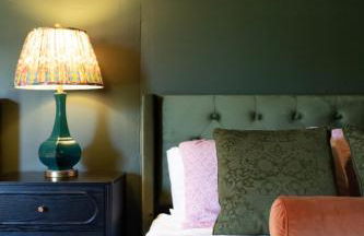 NEW Riverside Retreat with Pool - Foto 18