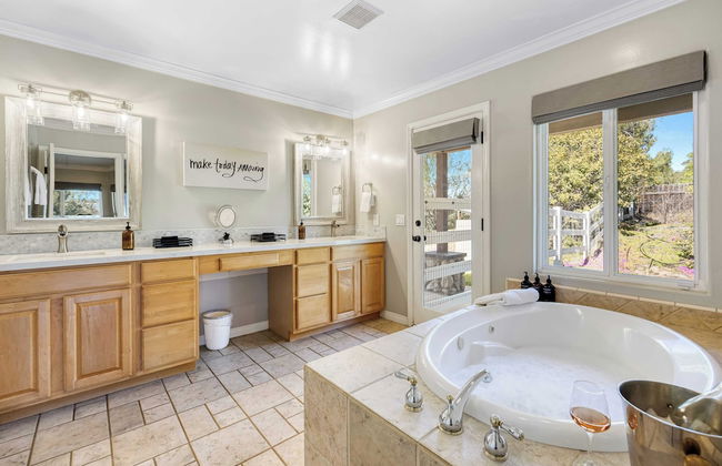 Temecula Wine Country Home w/ Pool, Hot Tub, Game Room & Vineyard Views - Foto 19