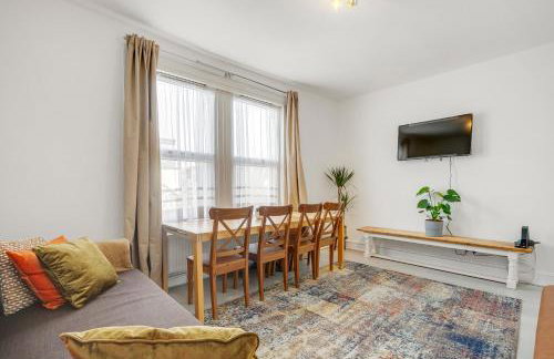 Spacious House in North London, very close to train station and bus stops, near Tottenham Stadium & lots of parking - Photo 10