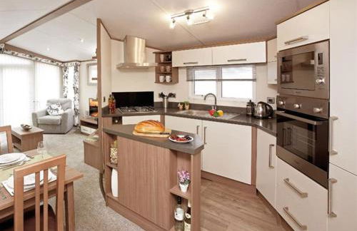 Family breaks at Rockley Park with Prosecco and a box of chocolates on arrival - Photo 6