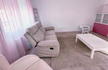 Casa rosa completa-patio- BBQ-columpios-buhardilla - Foto 5