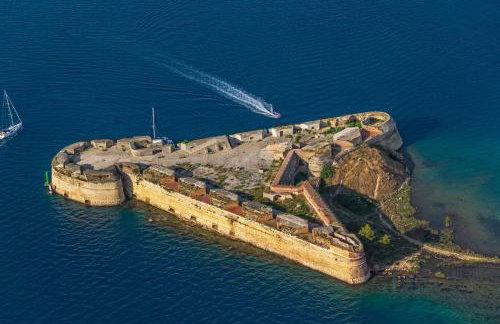 Charming renovated apartment next to the sea - Foto 26