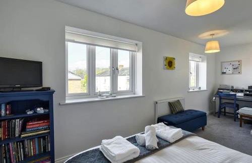 Modern Manchester House with Airport Links - Pass the Keys - Photo 15