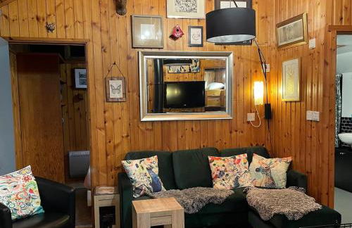 Belle 2 bedroom log cabin with hot tub, forest and loch - Foto 43