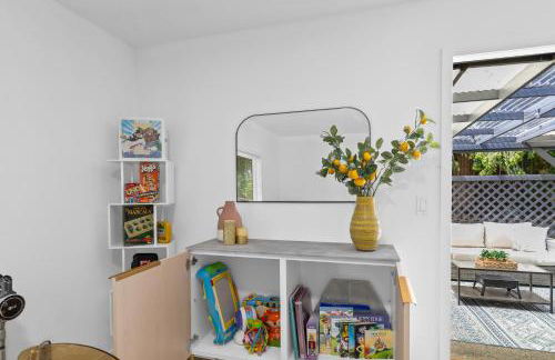 Family-Friendly 4BR Home with AC and Yard Near Airport - Foto 16