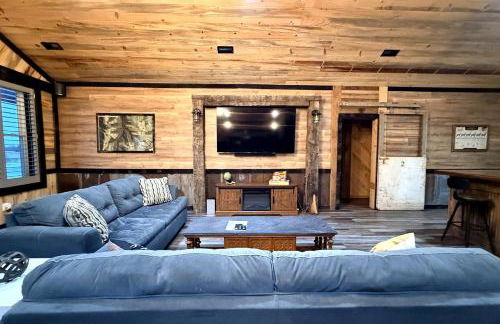 Cozy Wood-Interior Lodge with Screened Patio, Fire-Pit Table, Grill & Fast WiFi in Goreville, Illinois - Photo 20