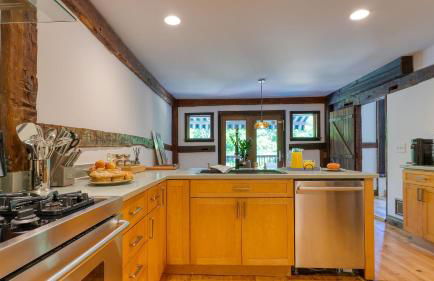 Historic Barn Retreat w Pool Pond Views Longview Pond Lodge by AvantStay - Foto 16