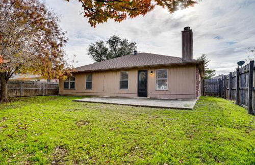 Family Getaway with Fenced Yard in Haltom City! - Foto 3