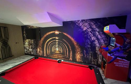 The Secret Agent Apartment - Brought to you by Coastline Retreats - Brand New - 2 mins walk to Beach - Childrens play den - Pool Table - Time Crisis Arcade Machine - Foto 33