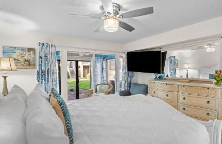 Steps from the Sand Bright Coastal Stay w Pool Access Coastal Hideaway by AvantStay - Foto 17