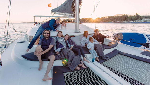 Disfrutando del paseo en barco al atardecer