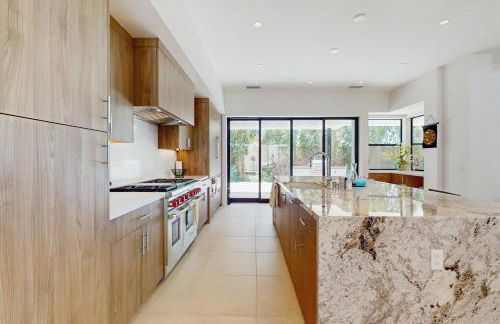 Stunning Modern Home with Mountain Views and Private Pool, Spa and Grill Dog ok - Foto 14