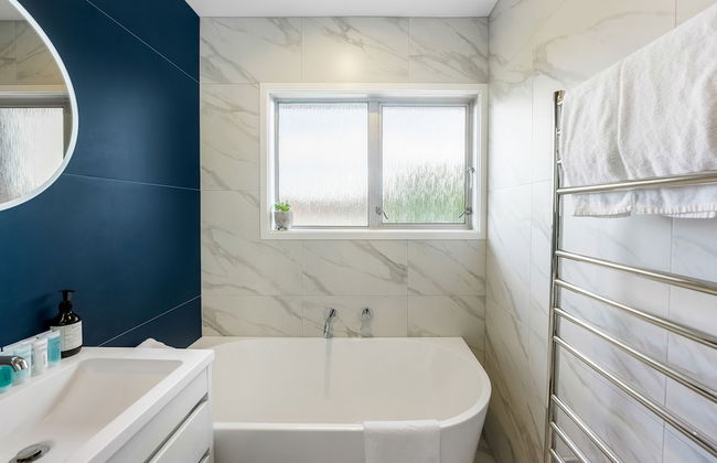 Inner City Retreat - WiFi - Netflix - Photo 34